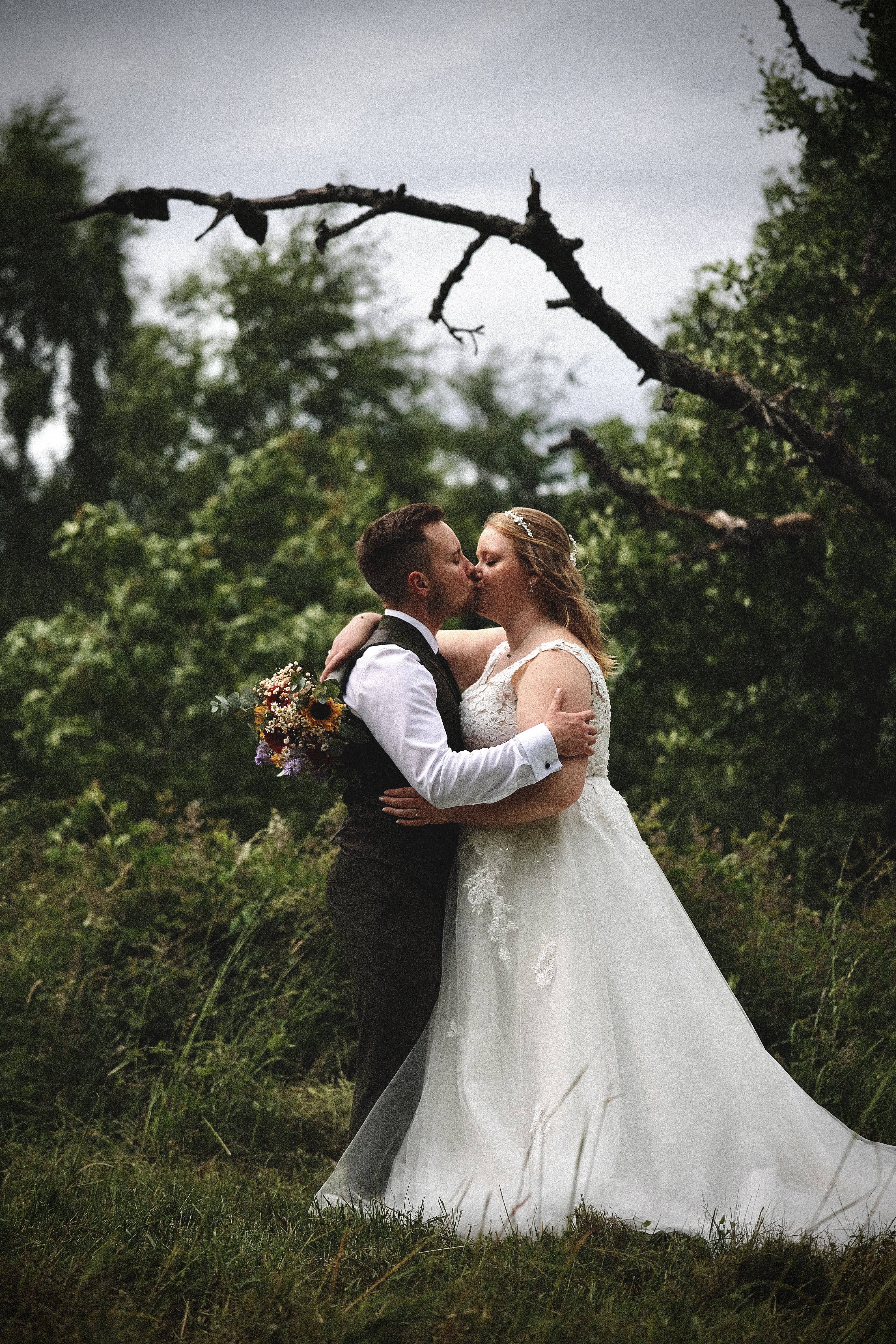Hochzeitspaar Kuss im Wald